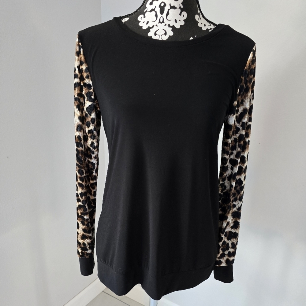 🩷🩷Long Sleeve Leopard sleeves - Black size M r